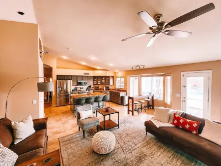 Avondale Pool Amazing Backyard Perfect for working crews and mid term stays Отели в г. Авондейл