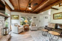 Charming 2-bedrm home in the heart of Liberty Hill Hotels in Liberty Hill