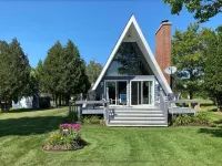 Four-season lakefront charm in Northern Michigan