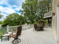 Manor on the River,  5,000 SQFT, Hot Tub & Kayaks Hotels in Champlin