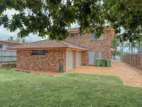Lovely Waterfront Beach House, Pet-Friendly Hotels in Buddina