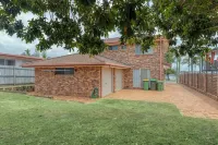 Lovely Waterfront Beach House, Pet-Friendly Hotels in Buddina