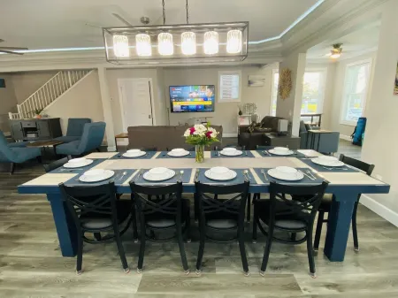 Lakefront home. Beach & park access. 8 miles to Cedar Point. 4 bedrooms 3 baths. Отели в г. Гурон Тауншип