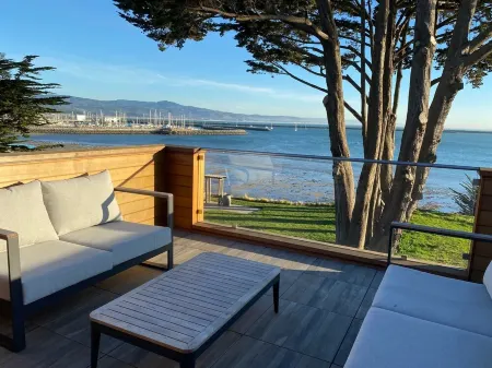 Modern Luxury Ocean Front Home Отели в г. Мосс Бич