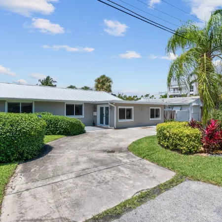 2 blocks to the beach-Dock-Ocean Access boating-Pool-Grill-Fully updated-Tikihut