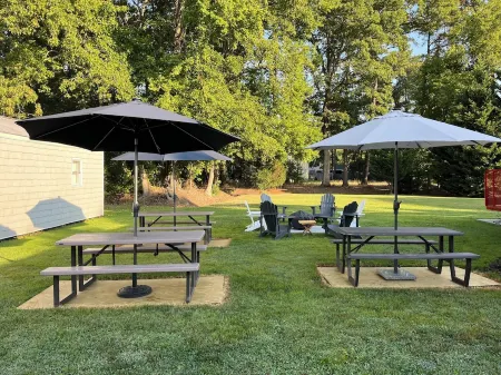 Walk to everything Rock Hall from this 1st floor apartment. Sleeps 4! Отели в г. Кент