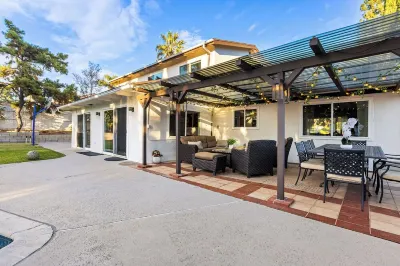 ༄Adorable༄ 4 bedroom home with Pool & more Hotels near The Painted Turtle Lake Hughes