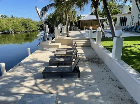 Waterfront - 5 BR, 4 Full Bath, Pool, 80' Dock, Ample Parking, Tiki Hut, Jacuzzi