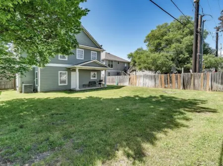 Aggieland 5 bedroom house steps from TAMU campus and Kyle Field.