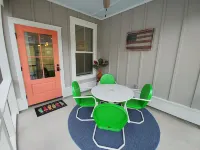 1 mile from Parris Island! Close to beaches, restaurants and shopping.. Sleeps 8