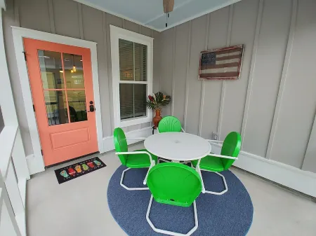 1 mile from Parris Island! Close to beaches, restaurants and shopping.. Sleeps 8 Отели рядом с достопримечательностью «Парк Лайв Окс»