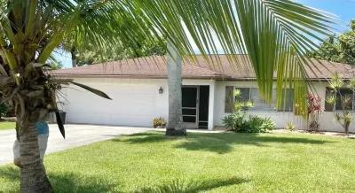 pool and hot tub Hotels near Six Mile Cypress Slough Preserve