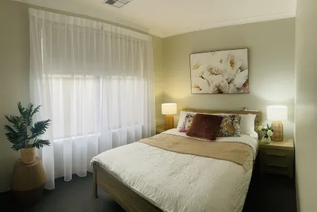 Brand New 5 Bedroom Home 1km from the Beautiful Busselton Beaches Отели в г. Джограф