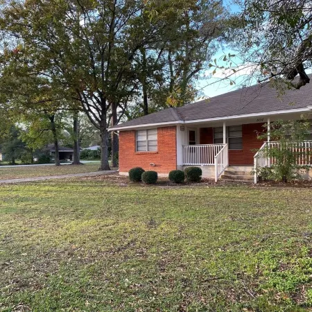Comfortable home in the heart of Conroe, Texas and minutes away from Lake Conroe