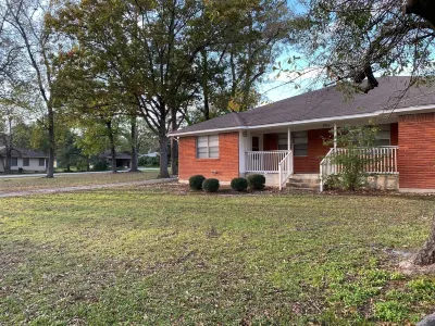 Comfortable home in the heart of Conroe, Texas and minutes away from Lake Conroe