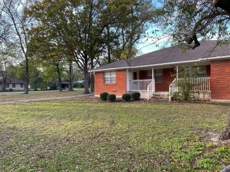 Comfortable home in the heart of Conroe, Texas and minutes away from Lake Conroe Отели в г. Конро