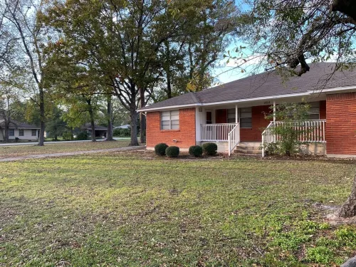 Comfortable home in the heart of Conroe, Texas and minutes away from Lake Conroe