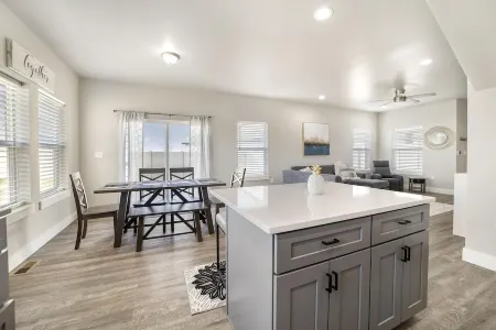 Brand New Construction 2 level townhome Central TF 899