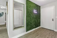 NEWLY LARGE HEATED POOL Modern home  Ace Location Tampa Oasis - SEE 3D Tour