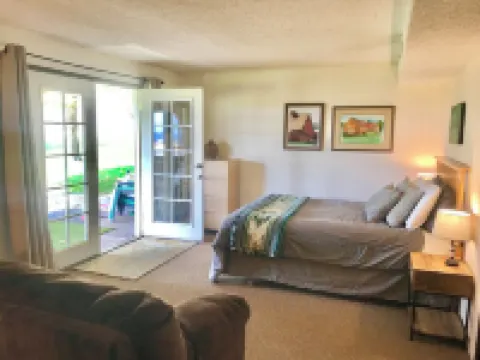 Spectacular Views on 4 Acre Family Oasis Among Vineyards and Orchards