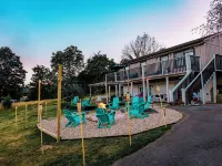 Family friendly mountain view, modern retreat. Hotels in Bath County