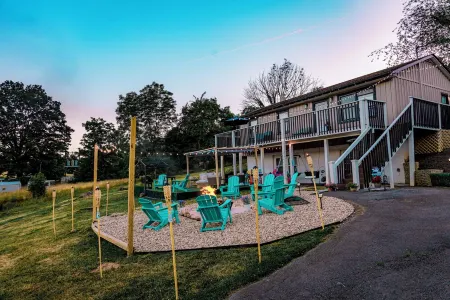 Family friendly mountain view, modern retreat.