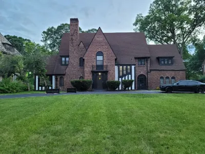 Relax in Style and Comfort at the Palmer Park Mansion on the Green. Hoteles cerca de Detroit Station