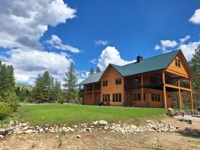 Secluded 7,800 SqFt Cabin in the Woods- Pond, River, Theater, Disc Golf & More
