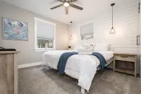 ✔ 25% OFF! Ski~Lakefront paradise & lake toys! Hot Tub~Dock~Game RM & Fire-pit!