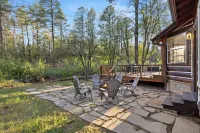 4,100 sf Luxe Log Cabin on the Creek. - 2 Ensuites, Kid Friendly, AC, Slps 18