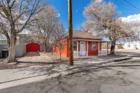 Downtown Burgundy Bungalow w/Fully Fenced Yard, AC, W/D, 3 Smart TVs, Fast WiFi