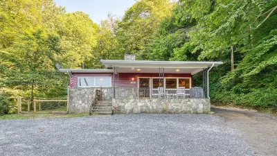 Mountain Magic Cottage - Creekside, Stunning Views, Pet Friendly, Cozy, Peaceful