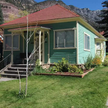 GREAT LOCATION- IN TOWN- 1 BLOCK TO MAIN- WALK TO EVERYTHING
