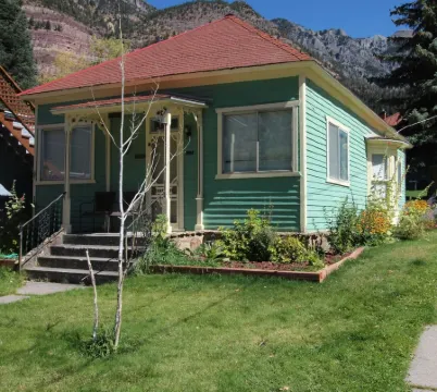 GREAT LOCATION- IN TOWN- 1 BLOCK TO MAIN- WALK TO EVERYTHING