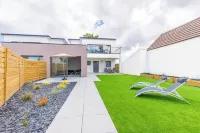 Nouvelle Villa Azenor vue mer Avec Piscine Intérieure Toute L'année À100m mer Hotels in Sibiril