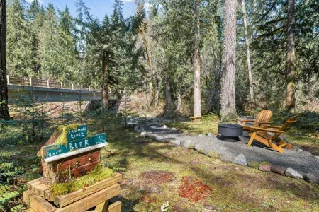 Unforgettable Riverside Experience, Hot Tub, Fire-Pit. 1 Mile to Golf.