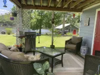 Lakefront cottage located in forested East Texas