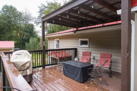 Cottage with stream, mountains, peaceful, quite, secluded, dog friendly. 마시스 밀 호텔