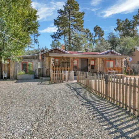 The Barn house - 1.5 miles to Whiskey Row