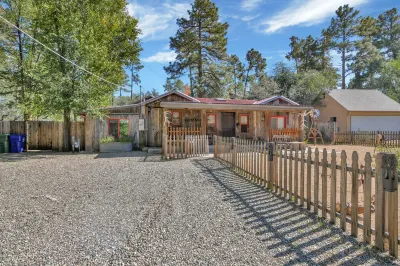 The Barn house - 1.5 miles to Whiskey Row 'Tis Art Center and Gallery 주변 호텔