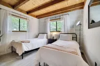 Charming Retreat in the Hideout with a hot tub