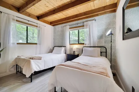 Charming Retreat in the Hideout with a hot tub