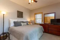 Unique Massanutten Lodge, Hot Tub, Game Room w/foosball and Gorgeous Views!!