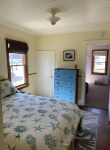 Easy Beach access, HOT TUB, kid & pet-friendly playroom. 3 Bedrooms, Sleeps 7-8
