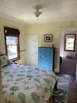 Easy Beach access, HOT TUB, kid & pet-friendly playroom. 3 Bedrooms, Sleeps 7-8