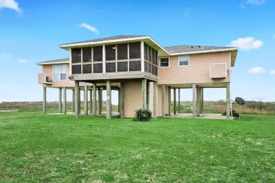 The Crystal Wave: beachfront bliss on a large land 포트 볼리바 주변 호텔