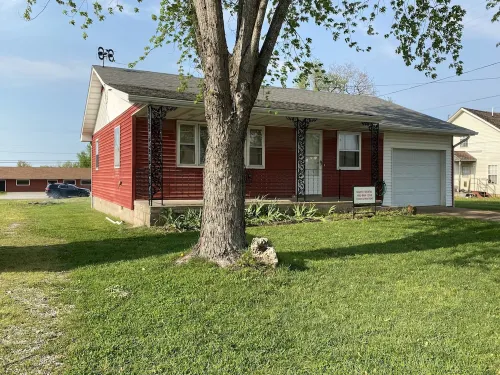 Cozy house/attached garage close to Lucas Oil Race Track and Pomme De Terre Lake