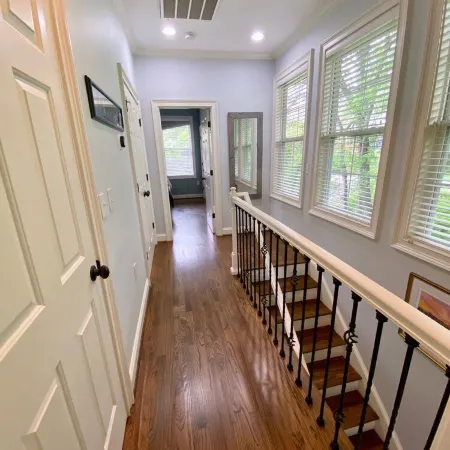 Updated Cottage 1 Bedroom 2 guests Close to Everything Downtown