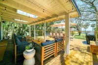 New Modern Waterfront Bungalow Retreat + Tropical Vibes + Fishing Paradise! - キッチン