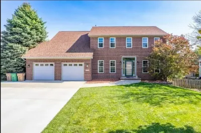Home in Clive, GREAT location, cozy, spacious, private, 5BR & hot tub! Hotels near Seven Flags Event Center